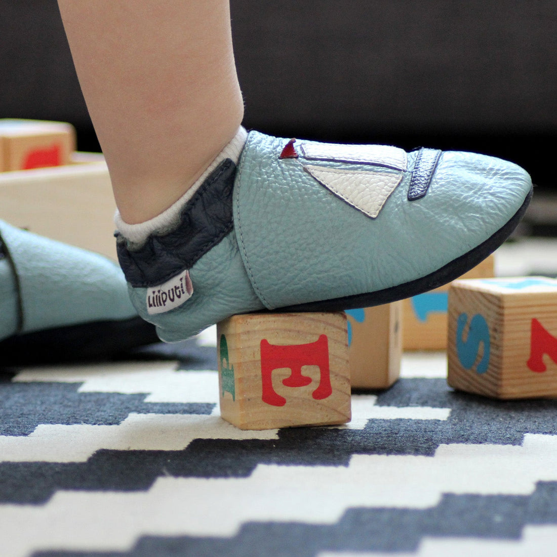 SHOES & SANDALS