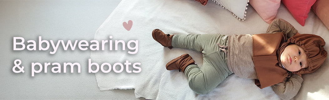 Soft booties lined with warm microfleece, designed for babies who aren't walking yet. Easy to put on and take off, they are ideal for babywearing or for babies riding in a stroller.